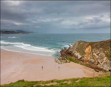 Rutas en Comillas dirigidas por Naturea Cantabria por la playa de Oyambre y el pajaro Amarillo